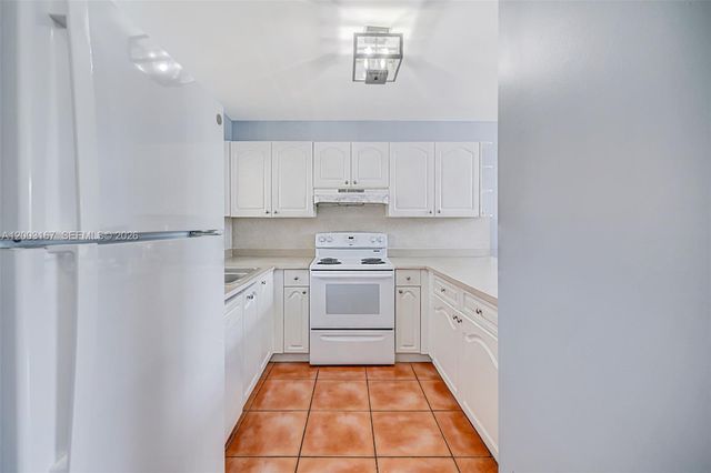 6255 Kendale Lakes Circle 218, Miami, FL 33183