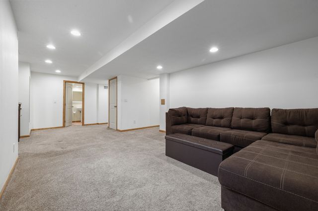 6250 NW 49th Street, Johnston, IA 50131