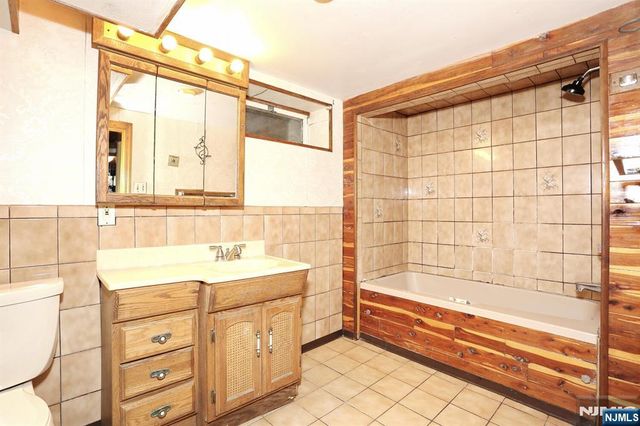 112 Lake Street, Bergenfield, NJ 07621