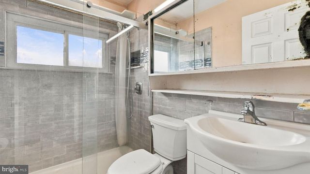 168 FARMBROOK DR, Levittown, PA 19055