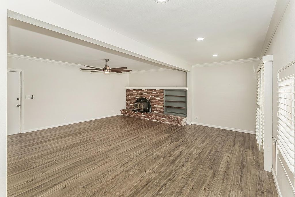 Image 11 of property listing at 6038 N Roosevelt Avenue, Fresno, CA 93704
