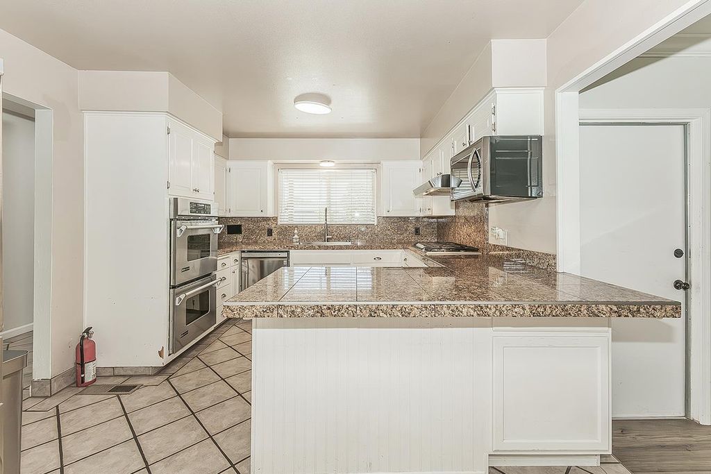 Image 12 of property listing at 6038 N Roosevelt Avenue, Fresno, CA 93704