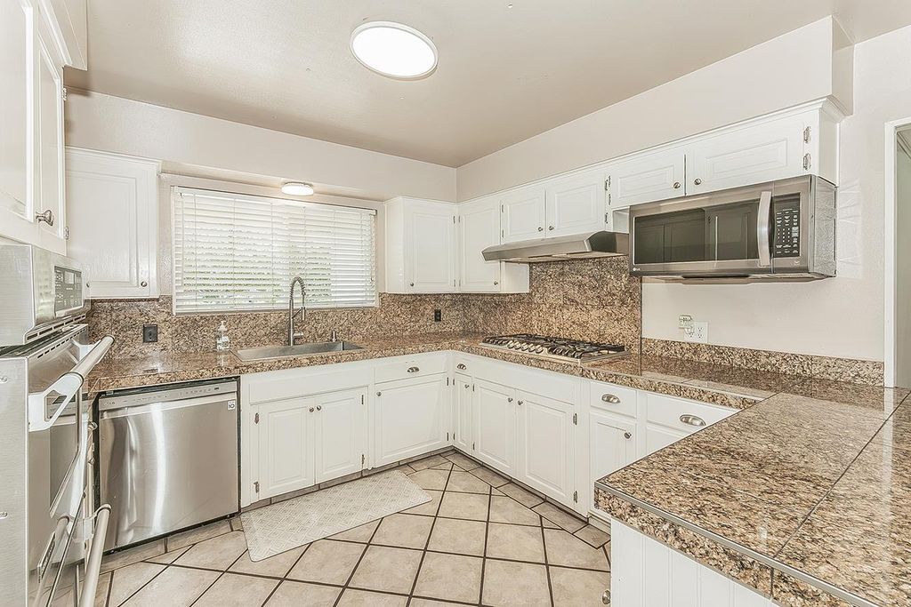 Image 13 of property listing at 6038 N Roosevelt Avenue, Fresno, CA 93704