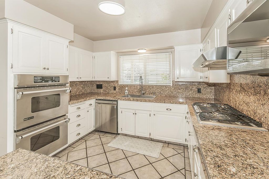 Image 14 of property listing at 6038 N Roosevelt Avenue, Fresno, CA 93704