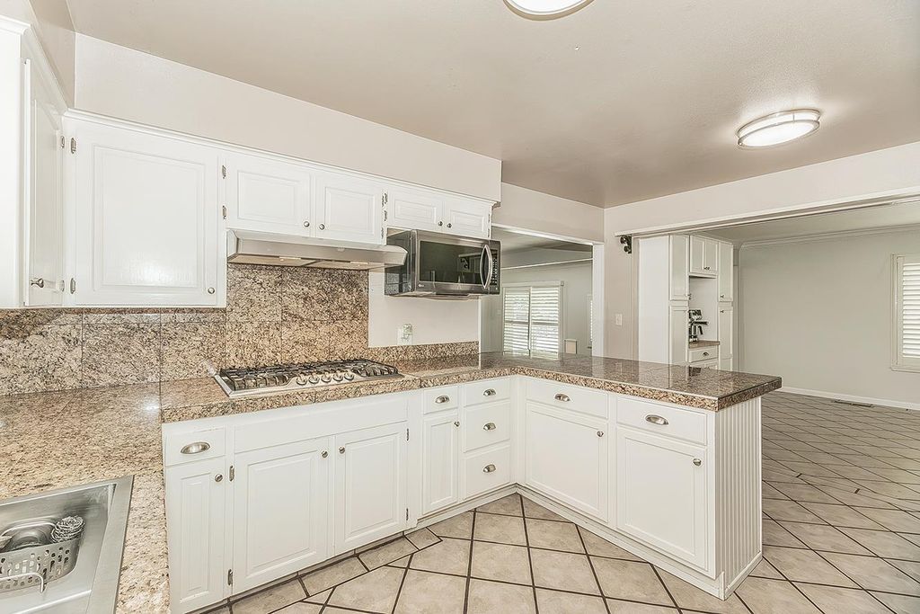 Image 15 of property listing at 6038 N Roosevelt Avenue, Fresno, CA 93704