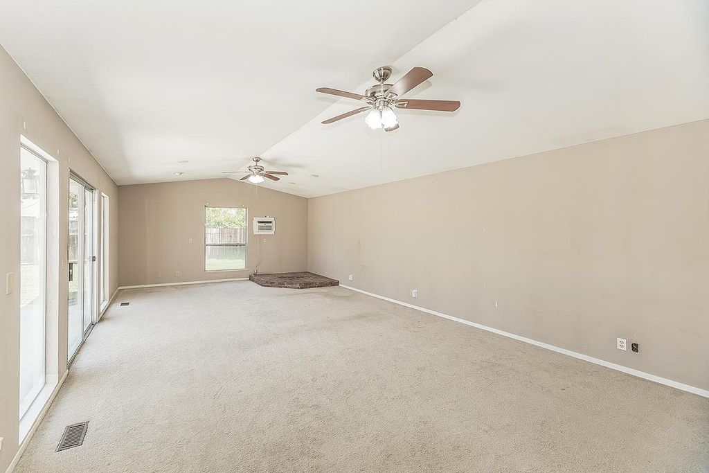 Image 17 of property listing at 6038 N Roosevelt Avenue, Fresno, CA 93704