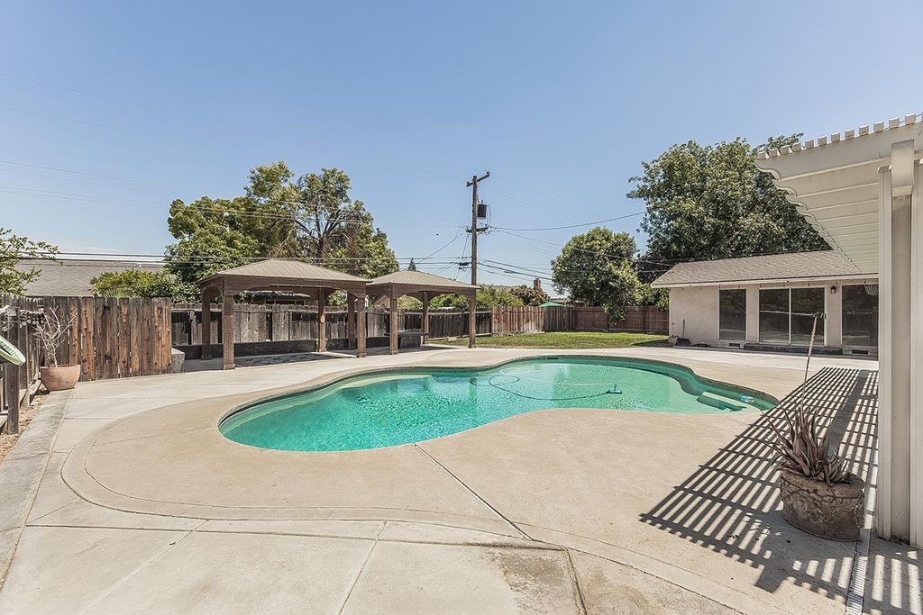 Image 35 of property listing at 6038 N Roosevelt Avenue, Fresno, CA 93704