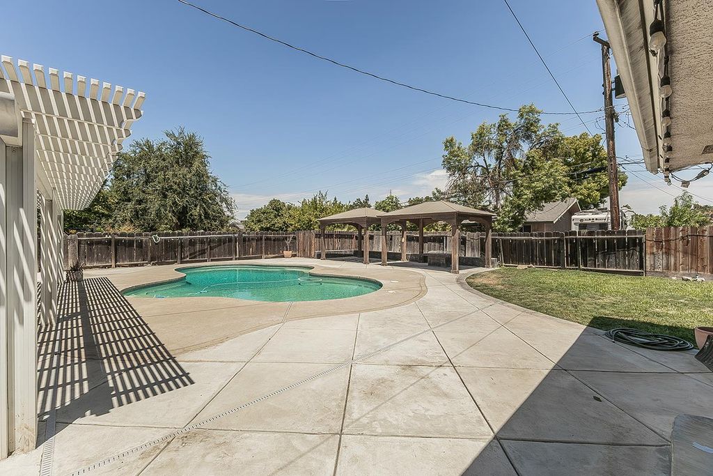 Image 36 of property listing at 6038 N Roosevelt Avenue, Fresno, CA 93704