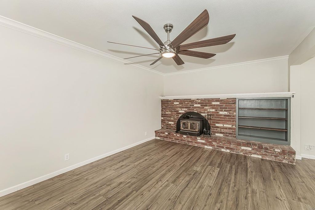 Image 8 of property listing at 6038 N Roosevelt Avenue, Fresno, CA 93704