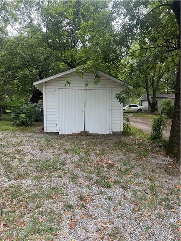 902 E 9th Street, Pittsburg, KS 66762