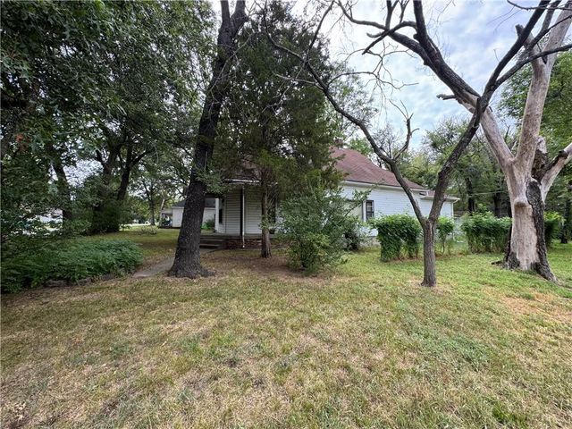 902 E 9th Street, Pittsburg, KS 66762