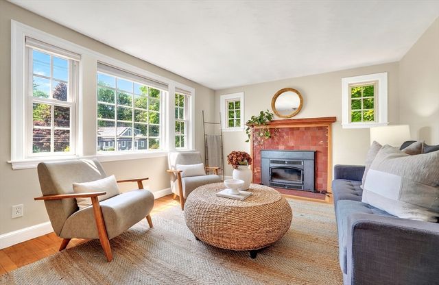 7 Pine Hill Rd, Bedford, MA 01730