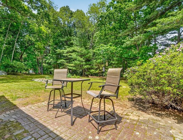 7 Pine Hill Rd, Bedford, MA 01730