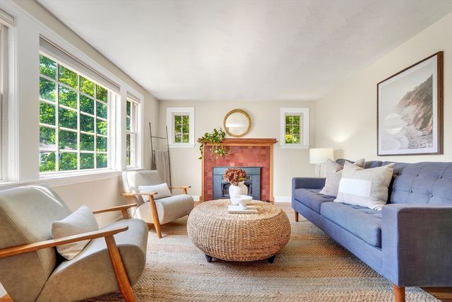 7 Pine Hill Rd, Bedford, MA 01730