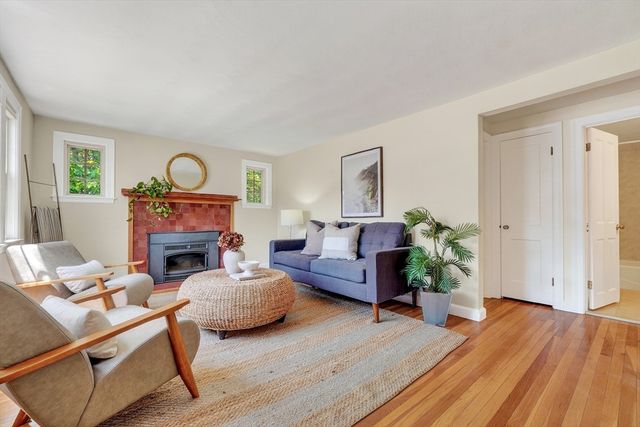 7 Pine Hill Rd, Bedford, MA 01730