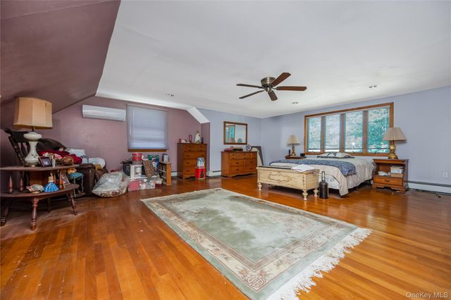 42 Buchanan Avenue, Amity Harbor, NY 11701