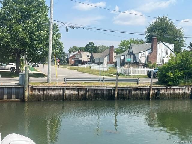 42 Buchanan Avenue, Amity Harbor, NY 11701