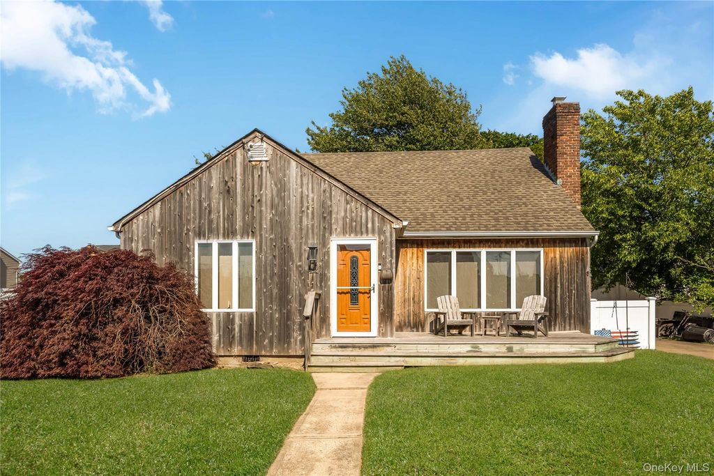 42 Buchanan Avenue, Amity Harbor, NY 11701