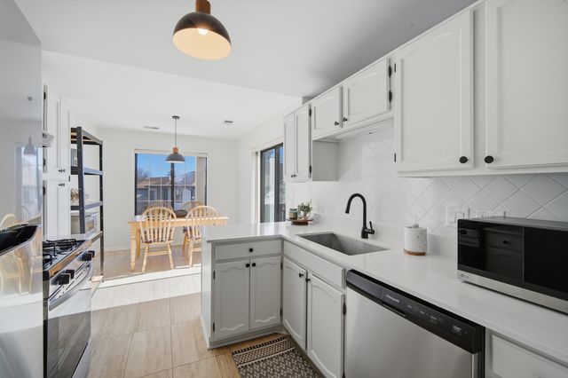 4131 N Pheasant Trail Court 8, Arlington Heights, IL 60004