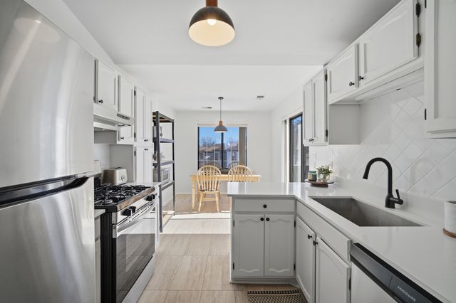 4131 N Pheasant Trail Court 8, Arlington Heights, IL 60004