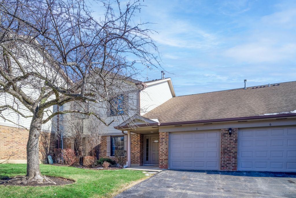 4131 N Pheasant Trail Court 8, Arlington Heights, IL 60004