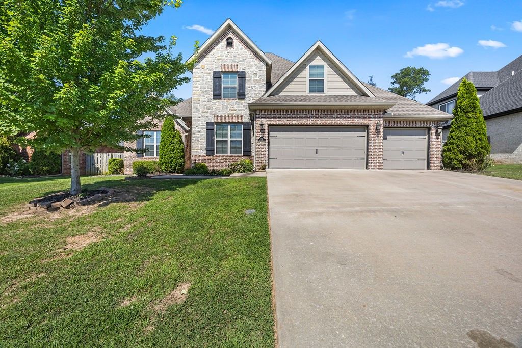 702 SE Eaton Street, Bentonville, AR 72712