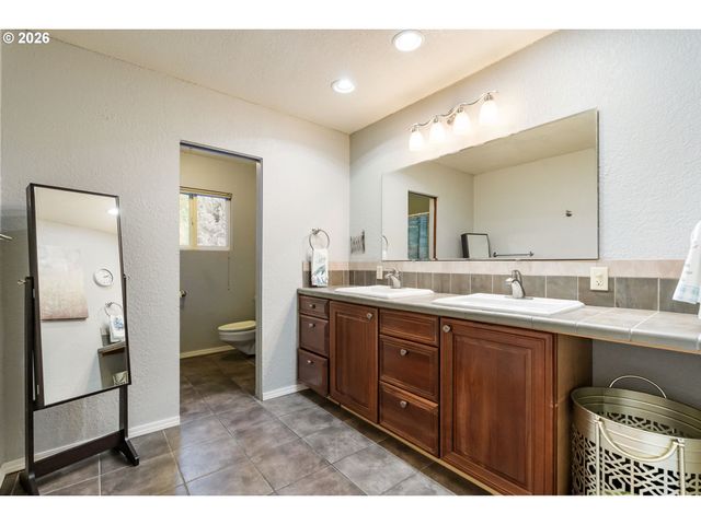 4024 Pacific Way, Longview, WA 98632