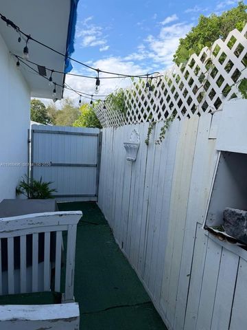 3306 SW 24th Ter ., Miami, FL 33145