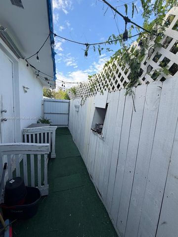 3306 SW 24th Ter ., Miami, FL 33145