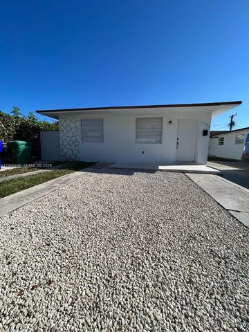 3306 SW 24th Ter ., Miami, FL 33145