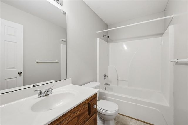 204 E 22nd Street, Kearney, MO 64060