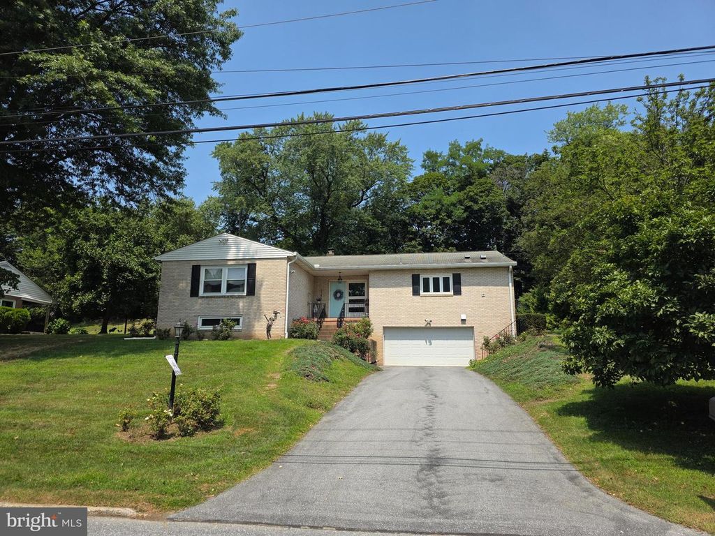 1146 COUNTRYSIDE DR, Harrisburg, PA 17110