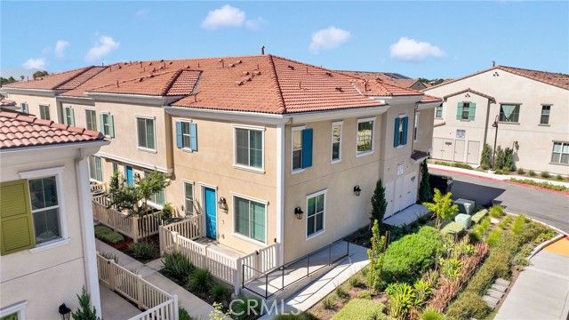 1079 W Clover Avenue, Rialto, CA 92376