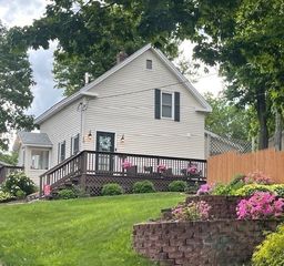 10 Cedar St, Hudson, MA 01749