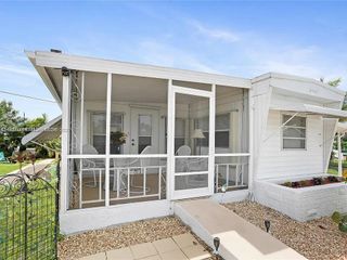 8616 SW 16th Pl ., Davie, FL 33324