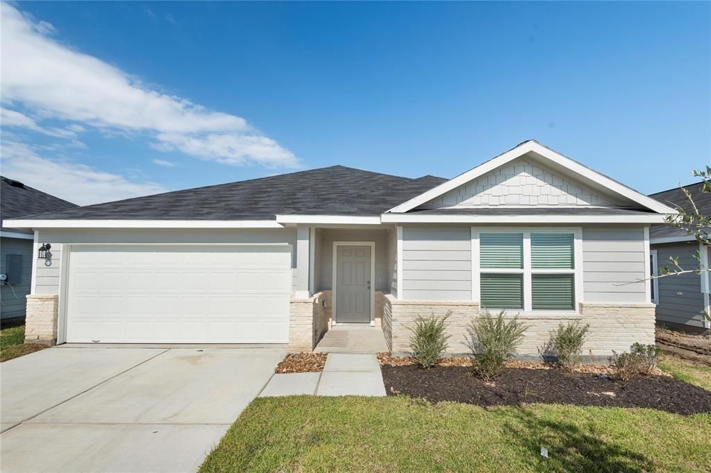 503 Oak Chase Avenue, Dayton, TX 77535