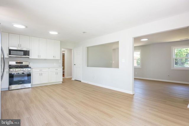 8822 SAUNDERS LN, Lanham, MD 20706