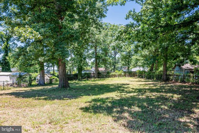 8822 SAUNDERS LN, Lanham, MD 20706