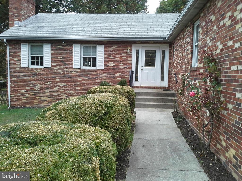 8822 SAUNDERS LN, Lanham, MD 20706