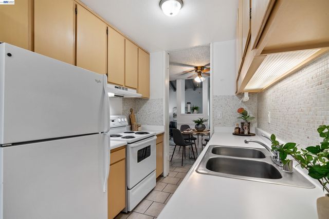 810 Oak Grove Rd 104, Concord, CA 94518