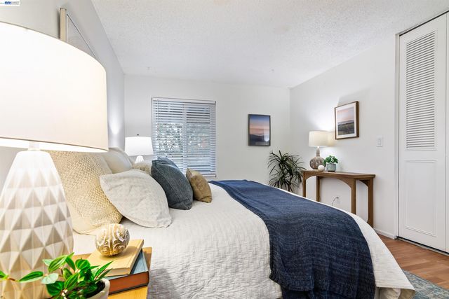 810 Oak Grove Rd 104, Concord, CA 94518