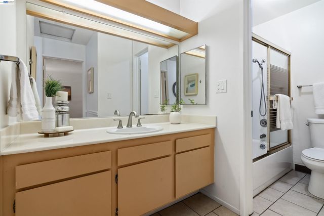 810 Oak Grove Rd 104, Concord, CA 94518