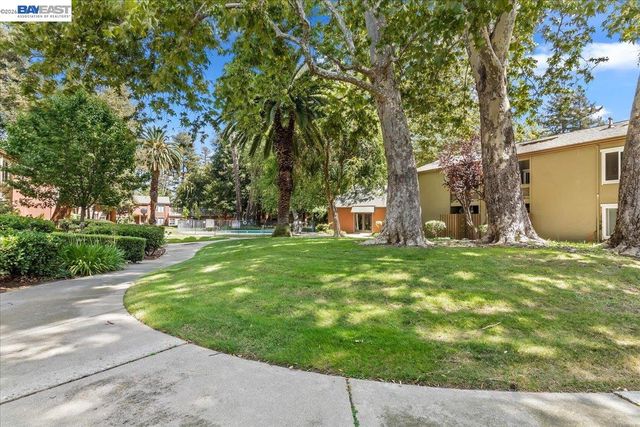 810 Oak Grove Rd 104, Concord, CA 94518