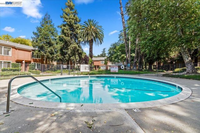 810 Oak Grove Rd 104, Concord, CA 94518