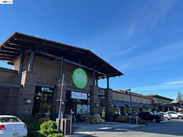 810 Oak Grove Rd 104, Concord, CA 94518