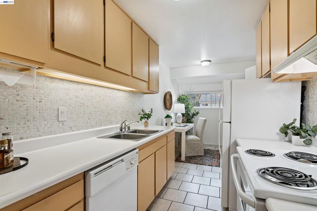 810 Oak Grove Rd 104, Concord, CA 94518