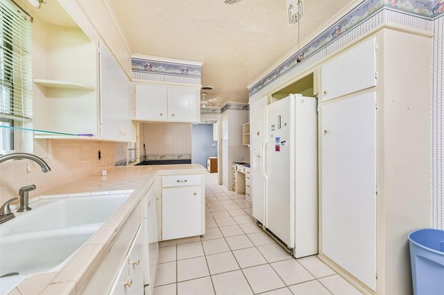 1904 Amy Drive, Baytown, TX 77520