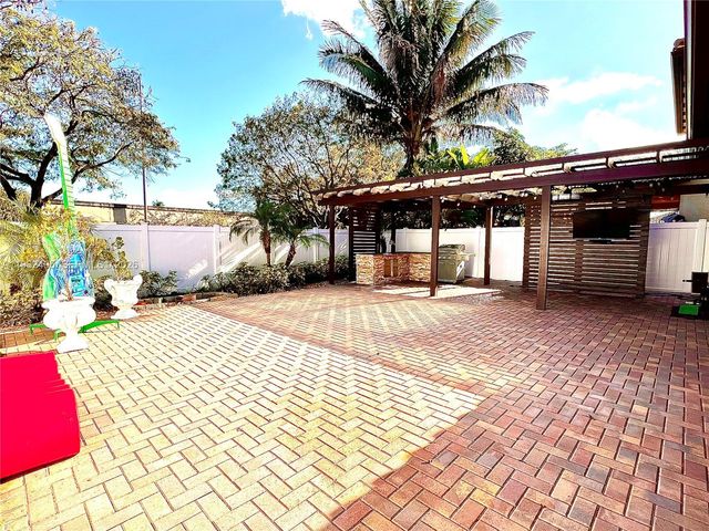 5016 NW 48th Ln, Tamarac, FL 33319