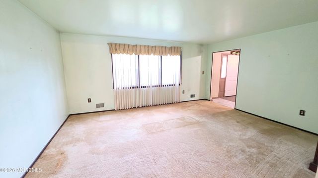 19 Brook Street, Farmingdale, NJ 07727