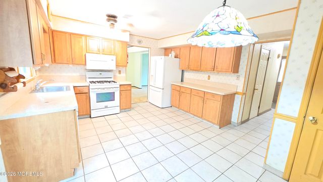 19 Brook Street, Farmingdale, NJ 07727
